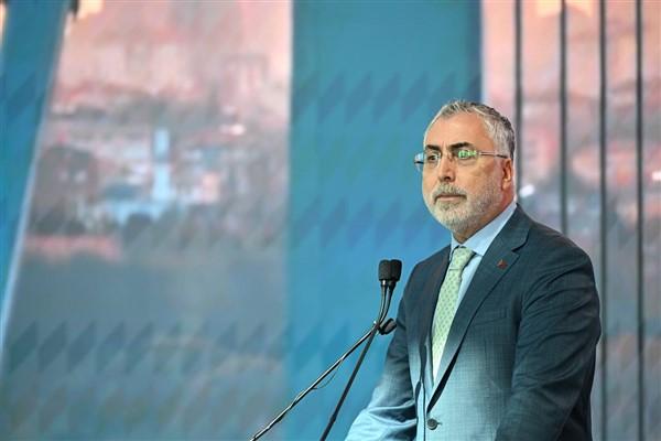 Çalışma ve Sosyal Güvenlik Bakanı Prof. Dr. Vedat Işıkhan, mezunu