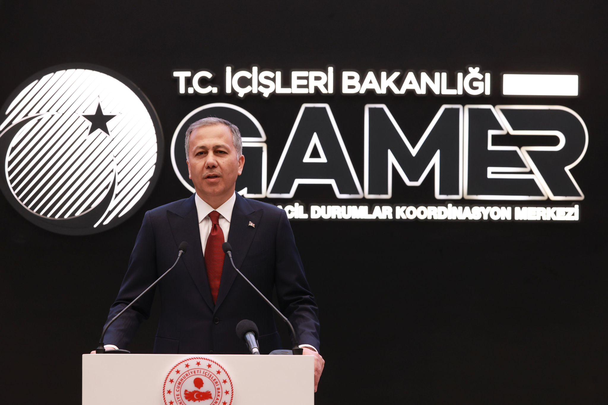 İçişleri Bakanı Ali Yerlikaya, Rize'nin Çamlıhemşin ilçesinde meydana gelen depremle