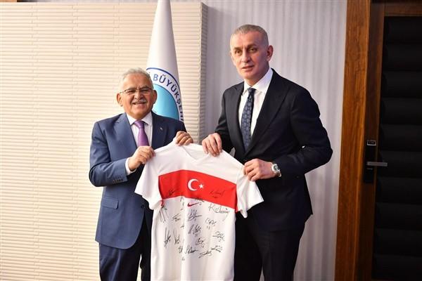 Kayseri Büyükşehir Belediye Başkan Memduh Büyükkılıç, A Milli Futbol Takımı’nın