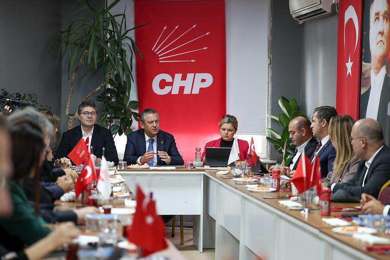 CHP Genel Başkanı Özgür Özel, Esenyurt İlçe Başkanlığında düzenlenen Merkez