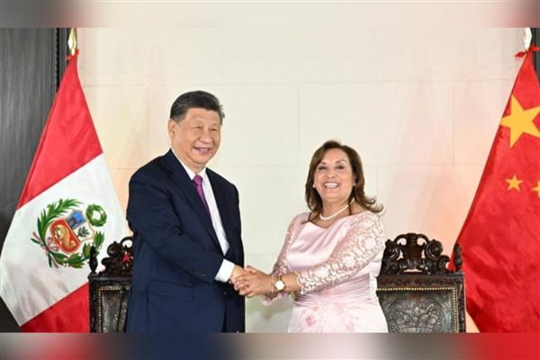 Çin Cumhurbaşkanı Xi Jinping dün Lima'da, Peru Devlet Başkanı Dina