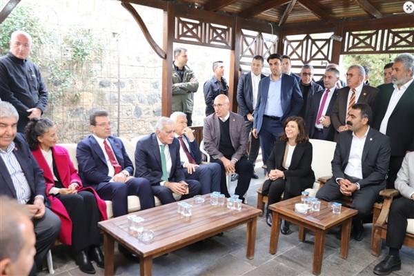 Diyarbakır Büyükşehir Belediyesi Eş Başkanları Serra Bucak ve Doğan Hatun,