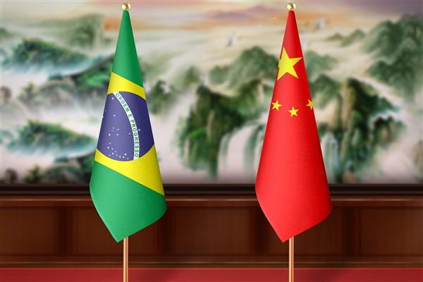 Çin Cumhurbaşkanı Xi Jinping’in Brezilya’da yayımlanan Folha de S. Paulo