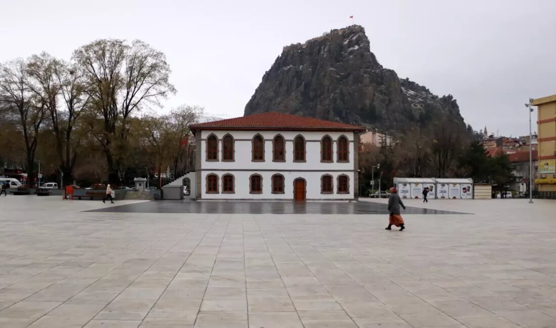 Afyonkarahisar'da etkili olan kar yağışı nedeniyle okullarda eğitime ara verildi.
