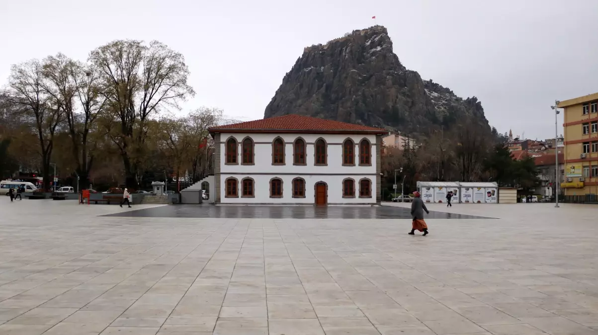 Afyonkarahisar'da etkili olan kar yağışı nedeniyle okullarda eğitime ara verildi.