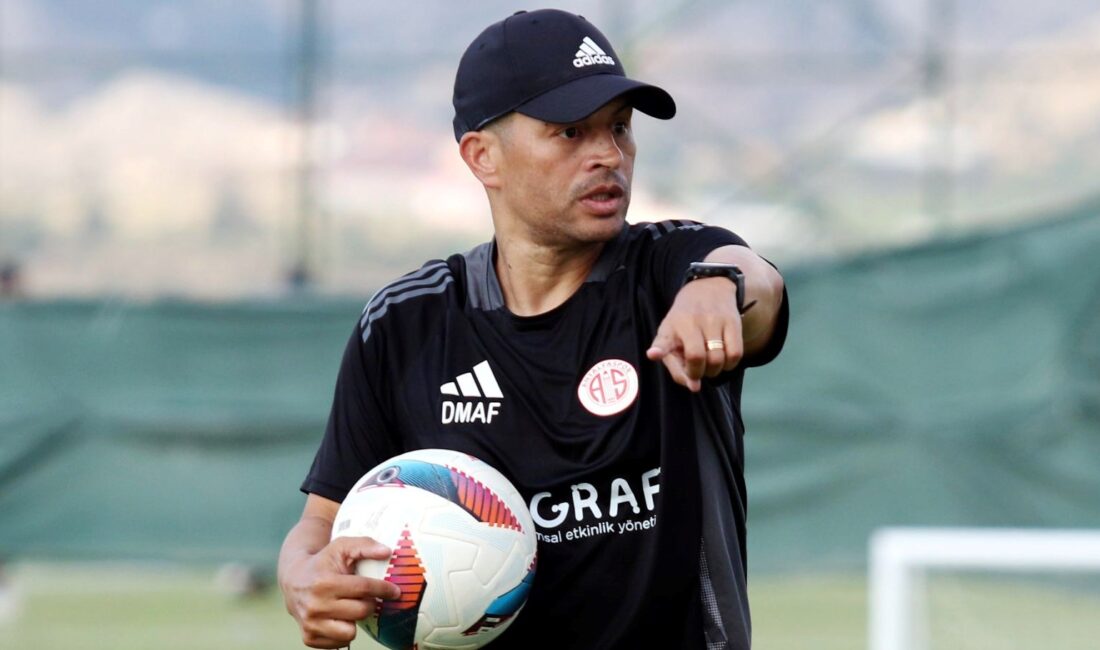 Alex de Souza, istifa düşünmediğini ve iki yıllık sözleşmesini tamamlamak