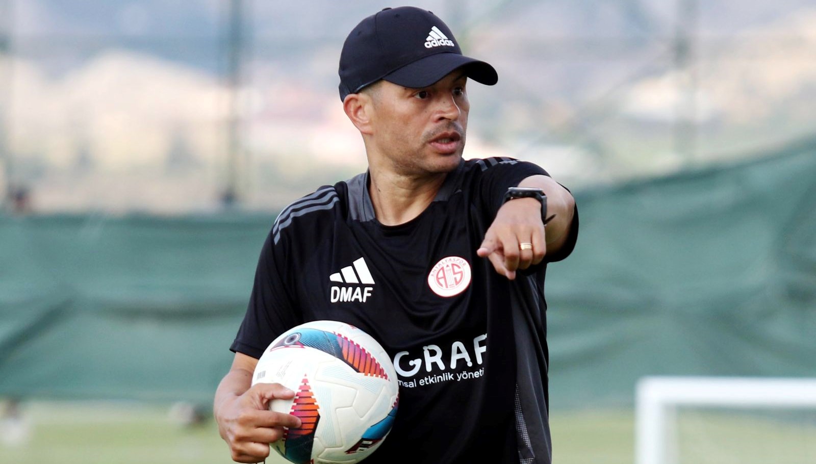 Alex de Souza, istifa düşünmediğini ve iki yıllık sözleşmesini tamamlamak