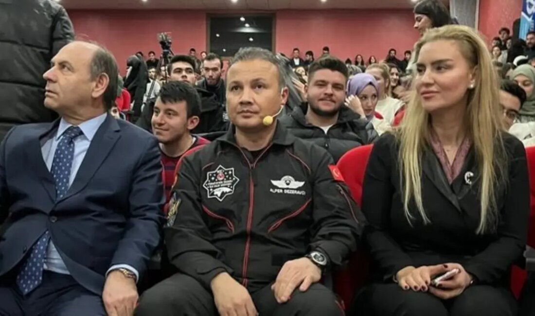 Alper Gezeravcı, Türk Hava Kurumu Üniversitesi'nde öğrencilerle bir araya geldi.