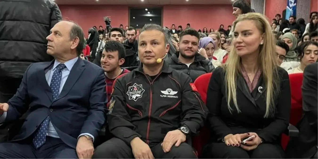 Alper Gezeravcı, Türk Hava Kurumu Üniversitesi'nde öğrencilerle bir araya geldi.