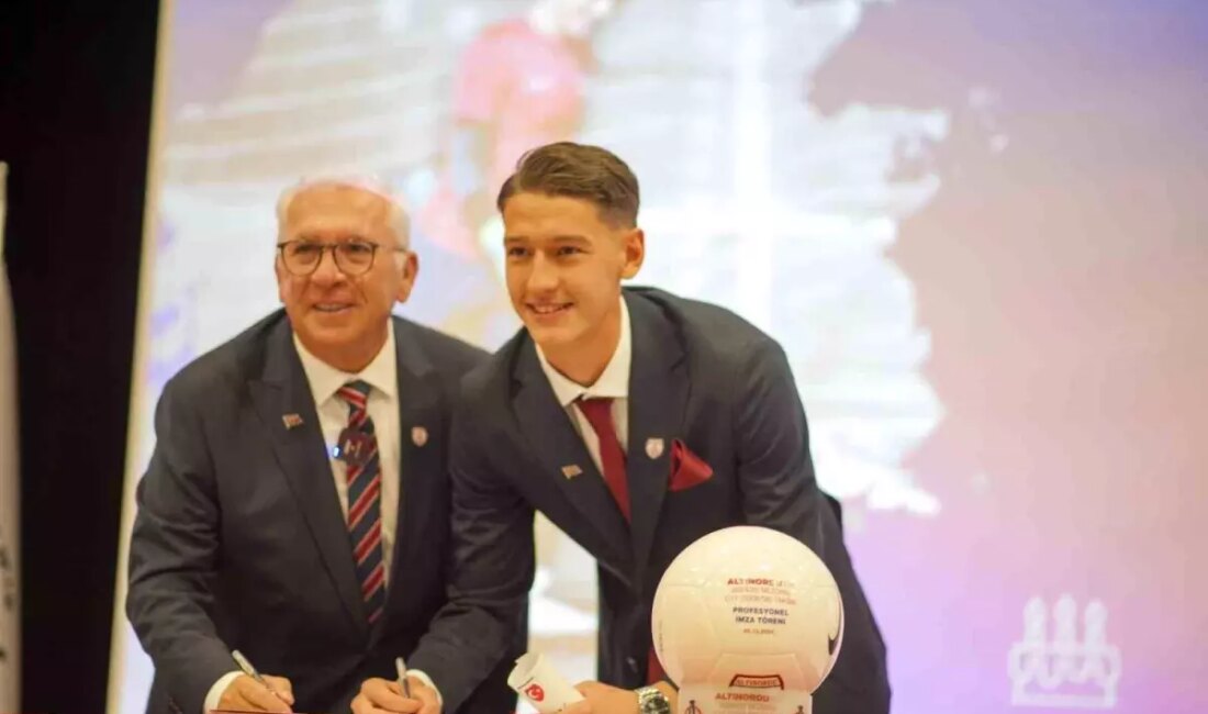 Altınordu, genç futbolcular için profesyonelliğe geçiş töreni düzenleyerek yeteneklerini sergileme