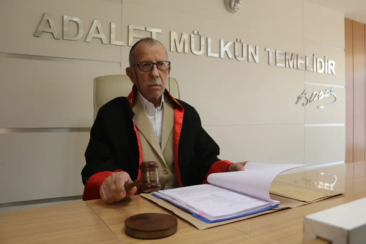 Alzheimer hastası Naci Çelenk, hayalini gerçekleştirdi ve hakimlik unvanına kavuştu.