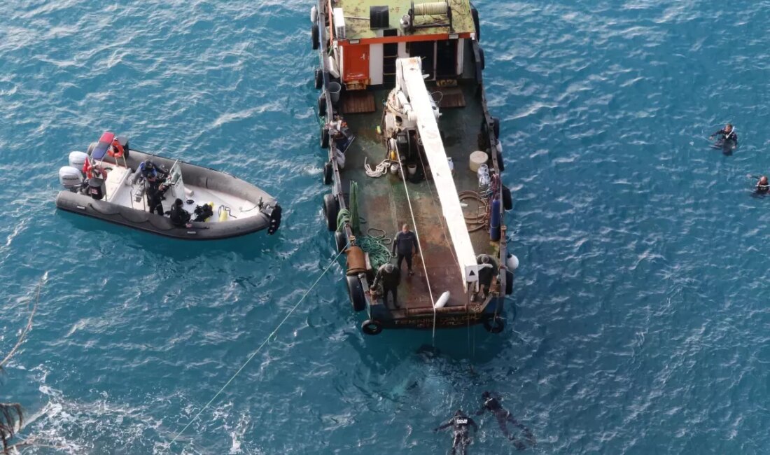Antalya'da falezlerden denize düşen otomobilin kurtarılmasıyla ilgili detaylar. Olayın nasıl