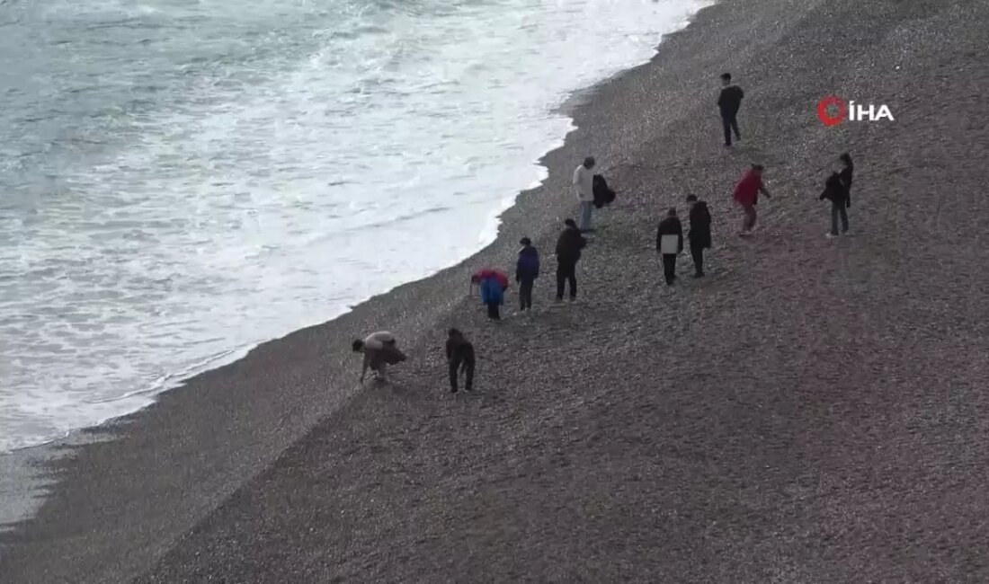 Antalya'da turuncu kod uyarısına rağmen güneşli bir gün geçirmenin ve