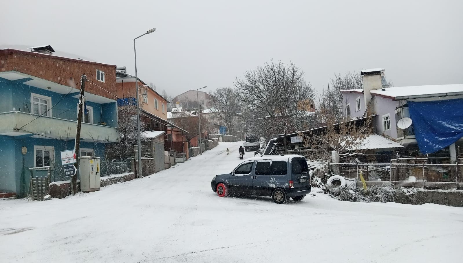 Ardahan'da yoğun kar yağışı, okullarda tatil heyecanı yarattı. Öğrenciler, karın