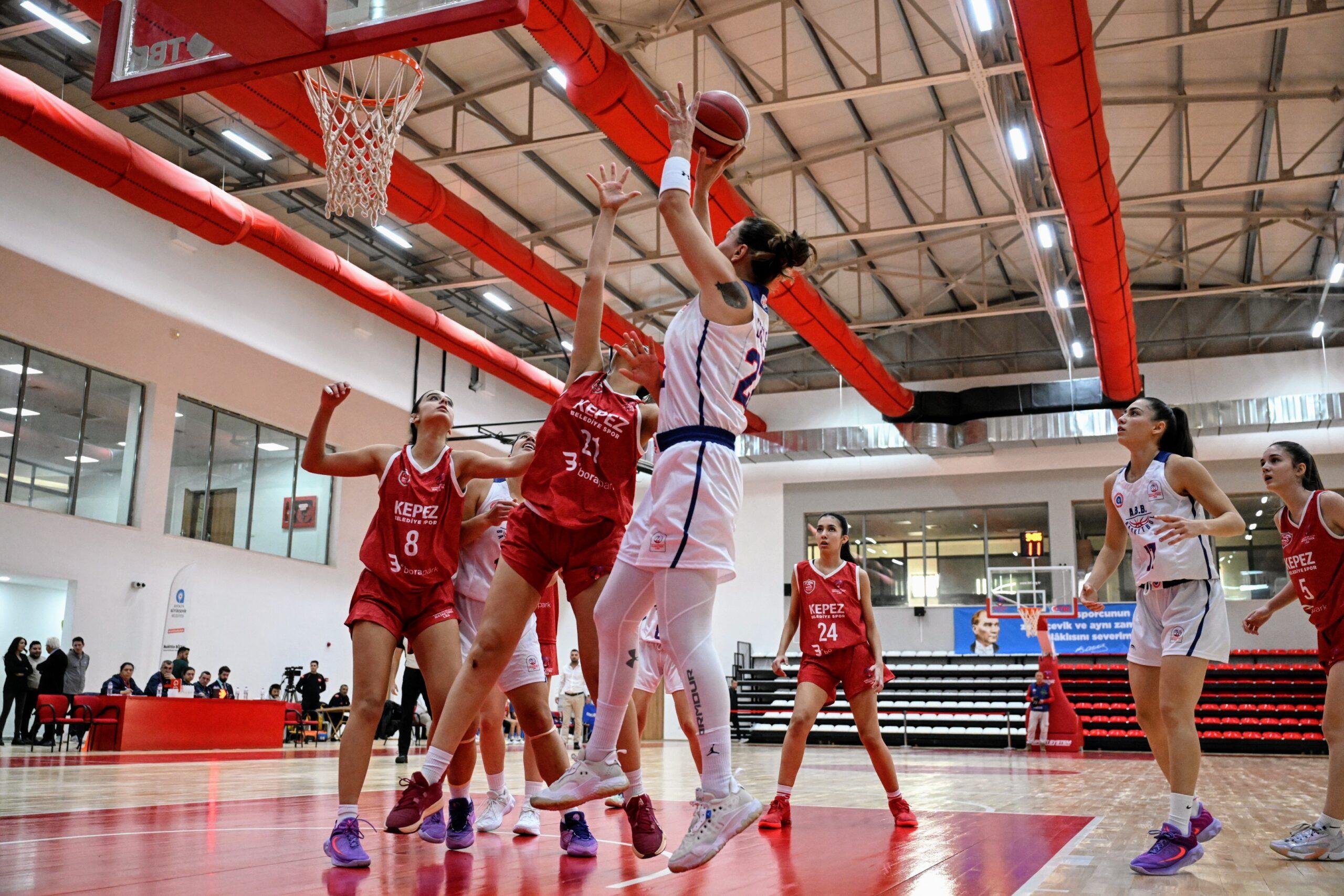 Antalya Büyükşehir Belediyesi’nin, tamamlayıp hizmete açtığı Sedir Spor Kompleksi, başta