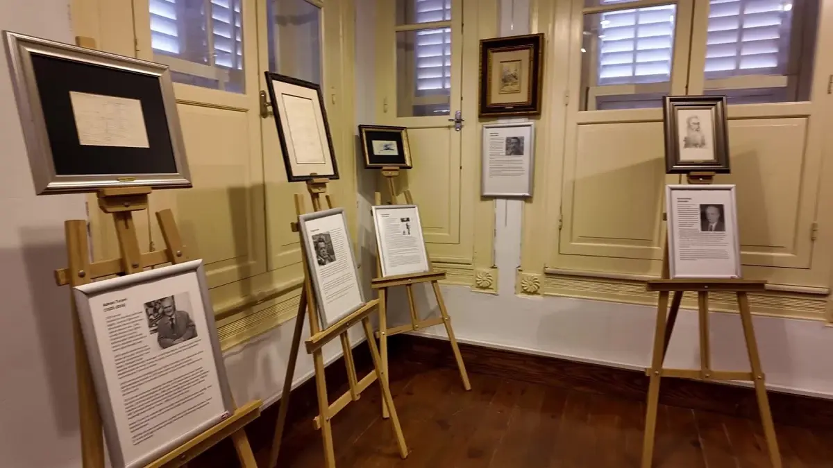 Bornova'da Galeri Hamam, Küçük İşler Büyük İmzalar sergisi ile sanatseverleri