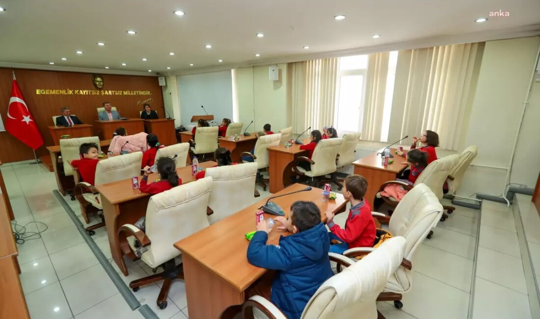 Burdur Belediye Başkanı, geleceğin liderleri olan öğrencileri ağırlayarak onların görüşlerini