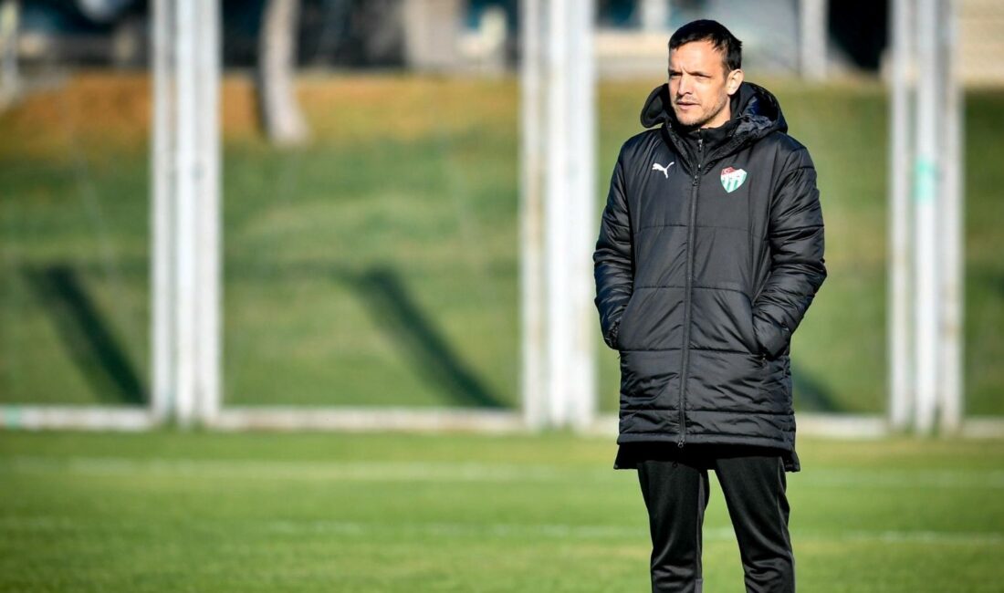 Bursaspor, teknik direktör Pablo Batalla ile yollarını ayırma kararı aldı.