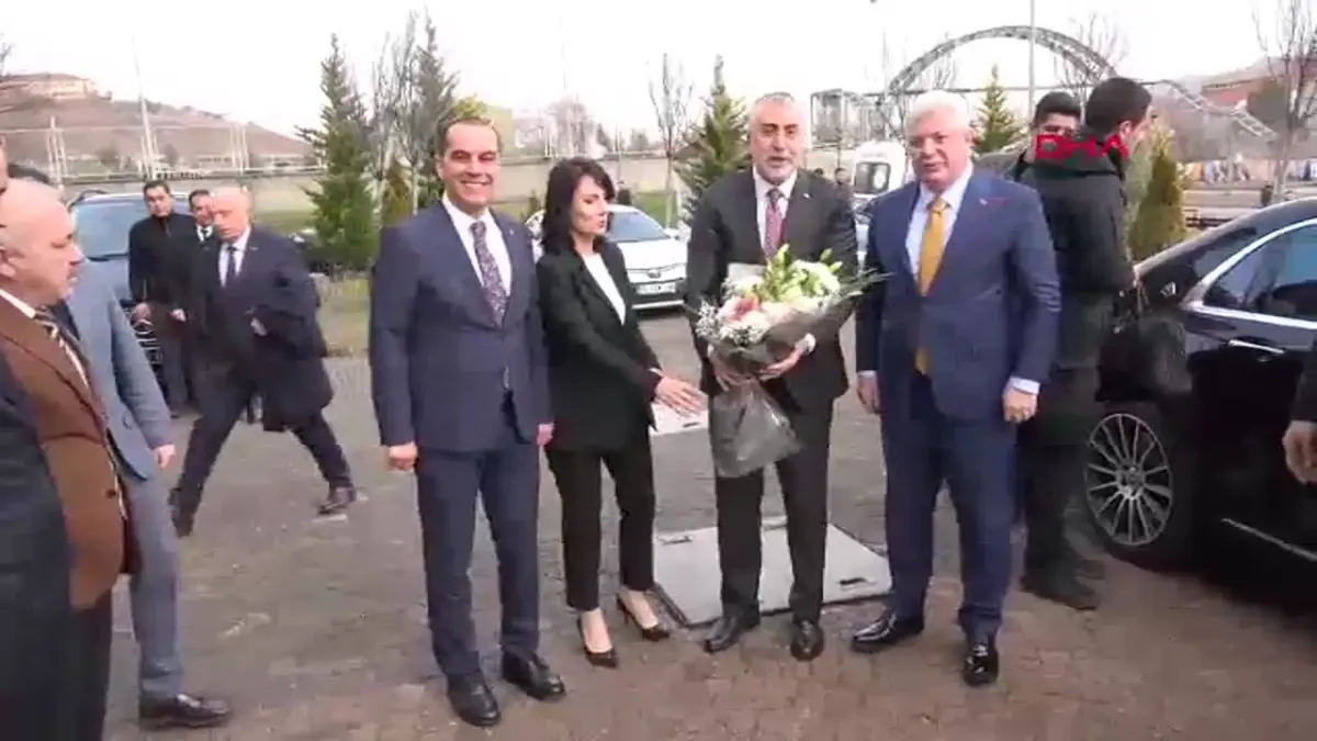 Çalışma ve Sosyal Güvenlik Bakanı Vedat Işıkhan, gençlere yönelik destek
