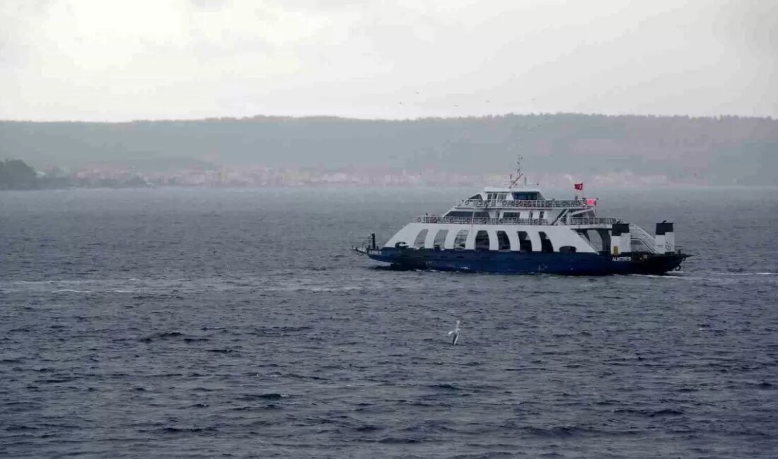 Çanakkale'de etkili olan şiddetli fırtına, ulaşımda aksamalara neden oldu. Deniz