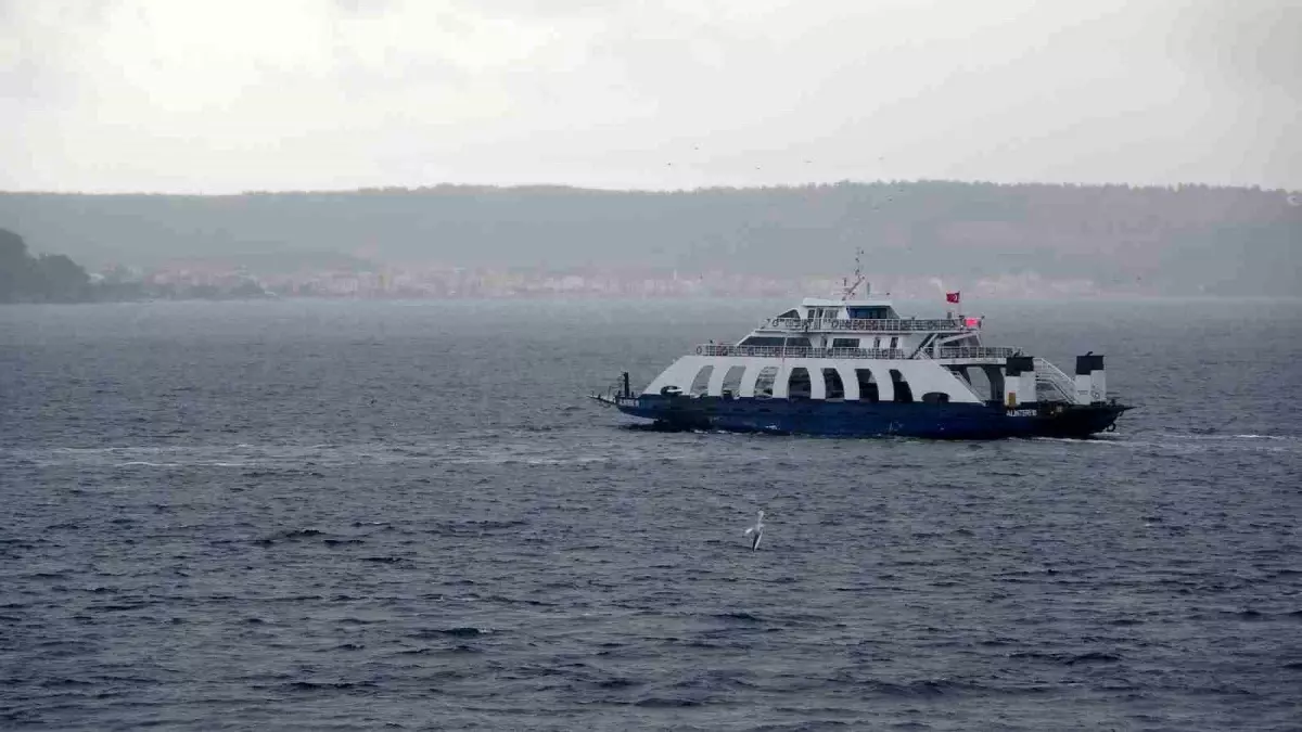 Çanakkale'de etkili olan şiddetli fırtına, ulaşımda aksamalara neden oldu. Deniz