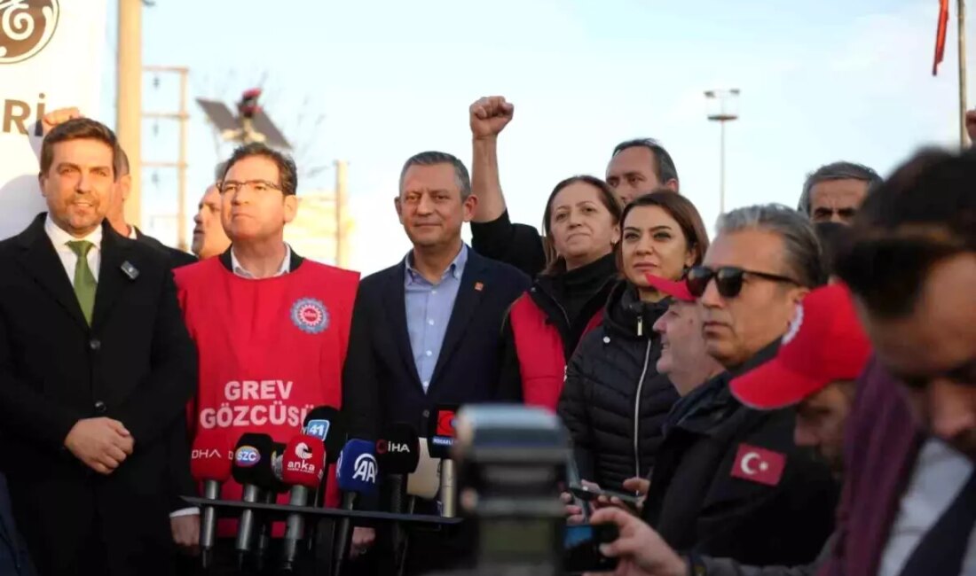 CHP Genel Başkanı Özgür Özel, grevdeki işçileri ziyaret ederek destek