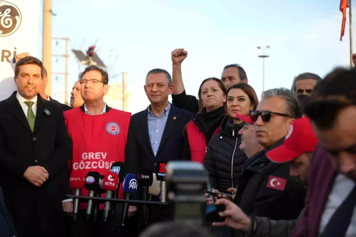 CHP Genel Başkanı Özgür Özel, grevdeki işçileri ziyaret ederek destek