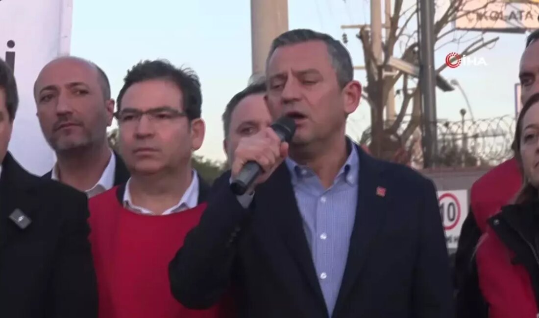 CHP Genel Başkanı Özgür Özel, Kocaeli'de grevdeki işçileri ziyaret ederek