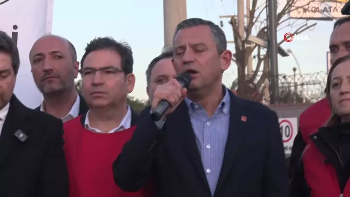CHP Genel Başkanı Özgür Özel, Kocaeli'de grevdeki işçileri ziyaret ederek