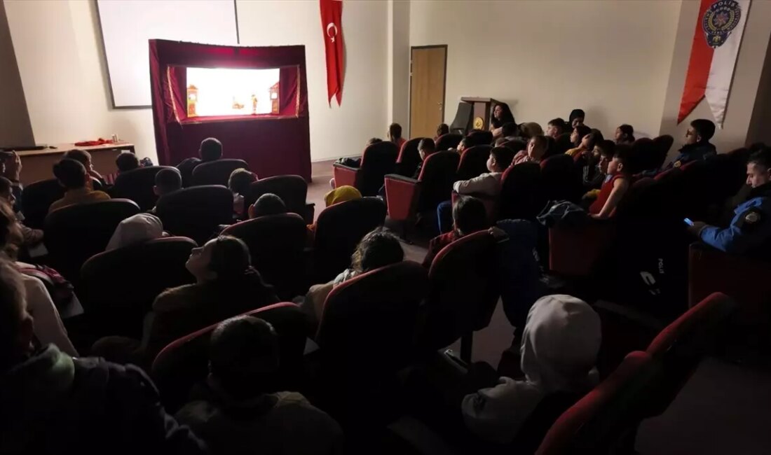 Bu eğlenceli içerikte, çocuklar için düzenlenen Hacivat ve Karagöz gösterisinin