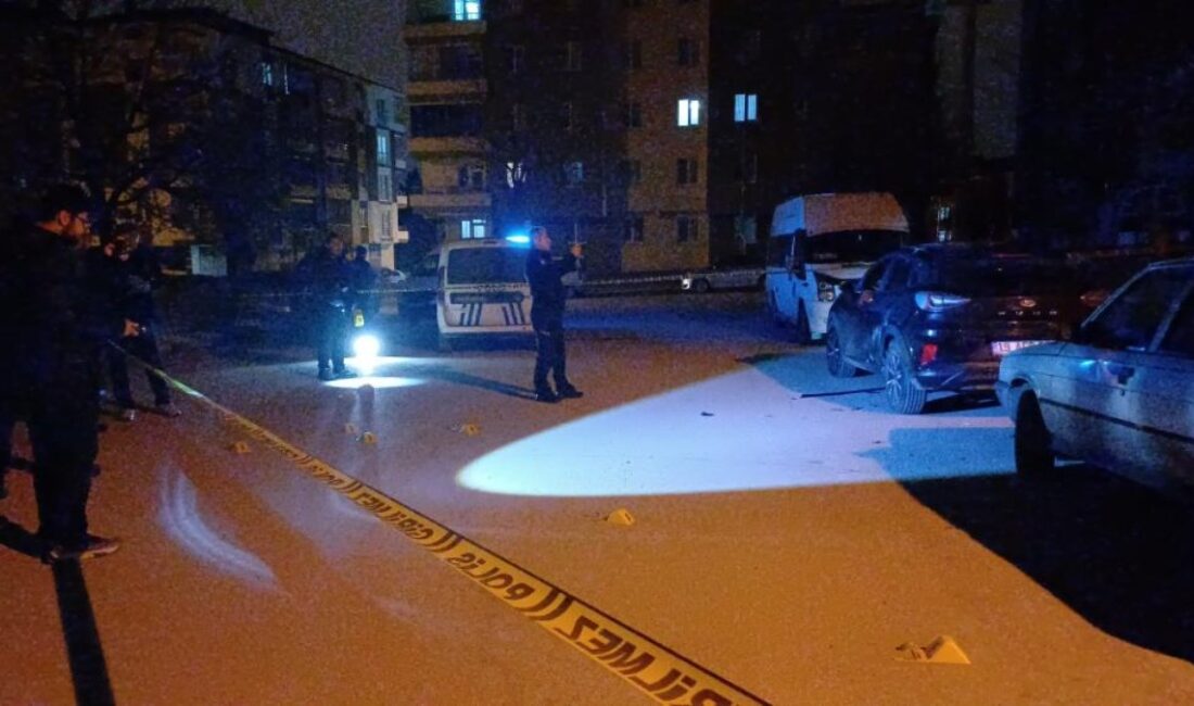 Çorum'da park halindeki bir araca, kimliği belirsiz kişiler tarafından ateş