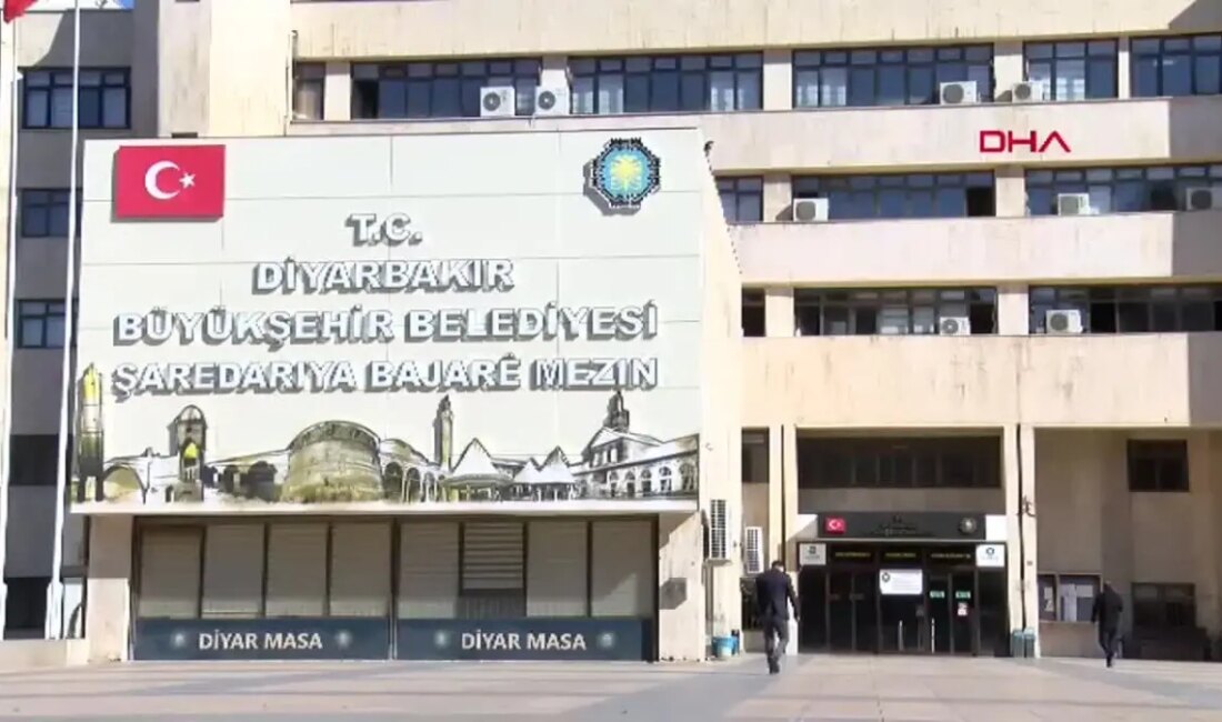 Diyarbakır'da DEM Parti Belediyeleri, işten çıkarmalara karşı tepkilerini dile getiriyor.