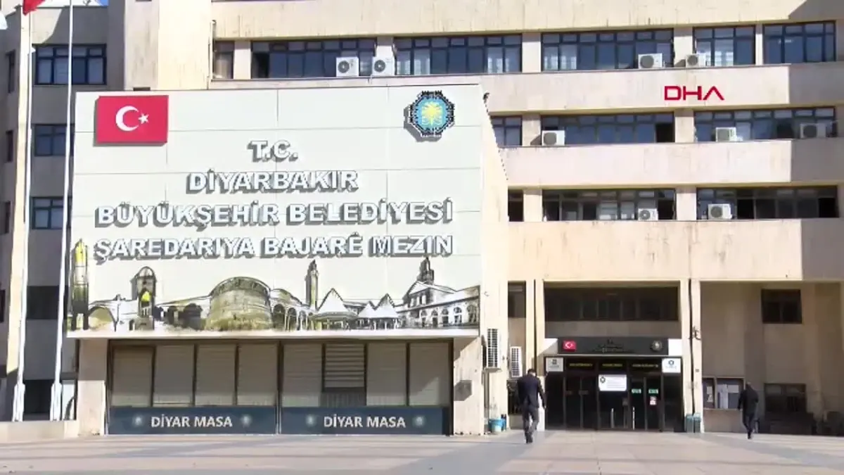 Diyarbakır'da DEM Parti Belediyeleri, işten çıkarmalara karşı tepkilerini dile getiriyor.