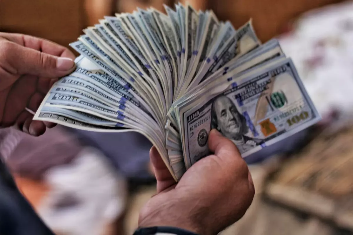 Dolar/TL'deki yükselişin nedenlerini ve piyasa gelişmelerini keşfedin. Ekonomi uzmanlarının yorumları,