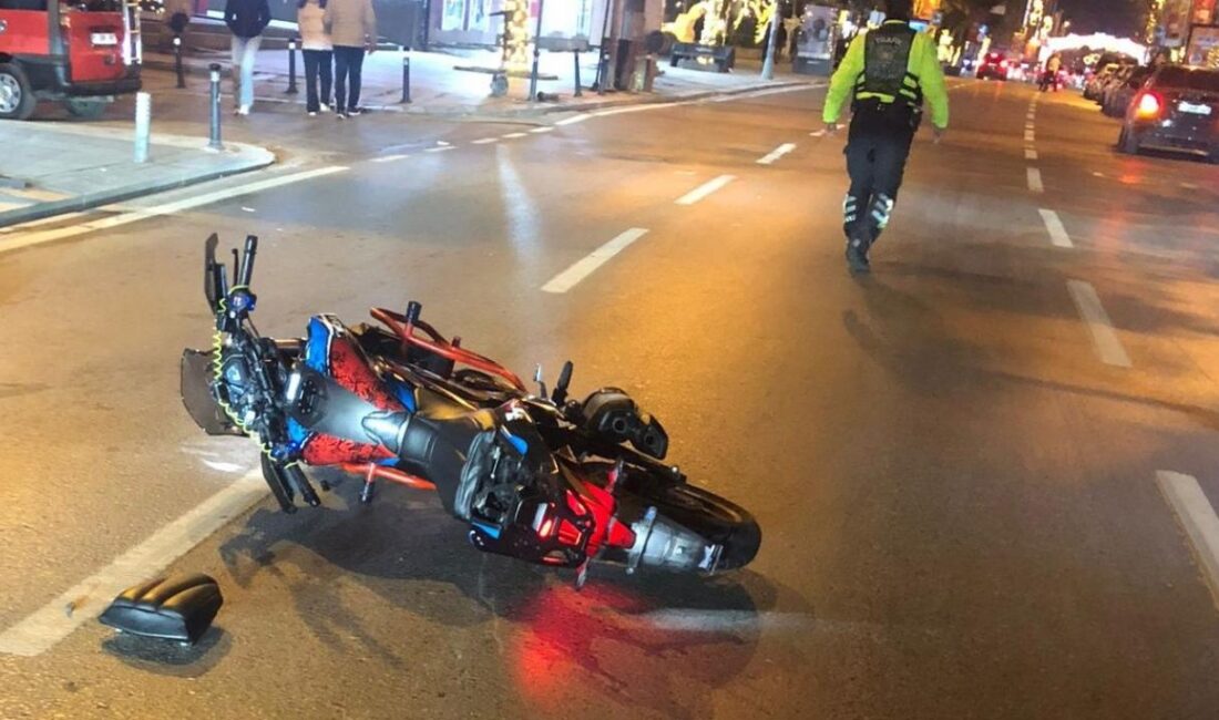 İstanbul'da Kadıköy'de "dur" ihtarına uymayarak kaçarken motosikletiyle çarptığı polis memurunun