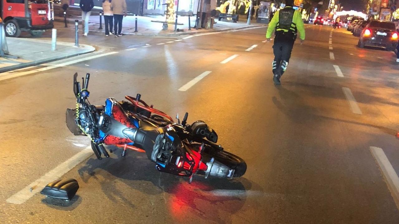 İstanbul'da Kadıköy'de "dur" ihtarına uymayarak kaçarken motosikletiyle çarptığı polis memurunun