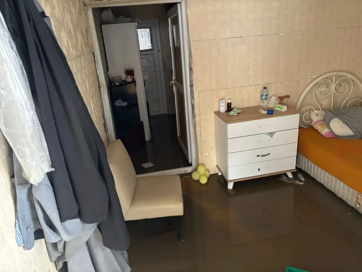 Erdek'te meydana gelen sağanak yağış ve fırtına, yaşamı olumsuz etkileyerek