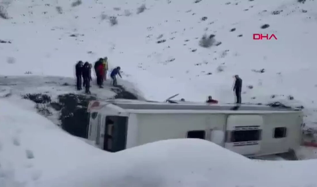 Erzincan'da meydana gelen trajik kaza sonucu bir yolcu otobüsü şarampole