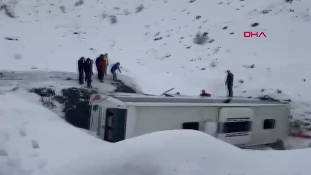 Erzincan'da meydana gelen trajik kaza sonucu bir yolcu otobüsü şarampole
