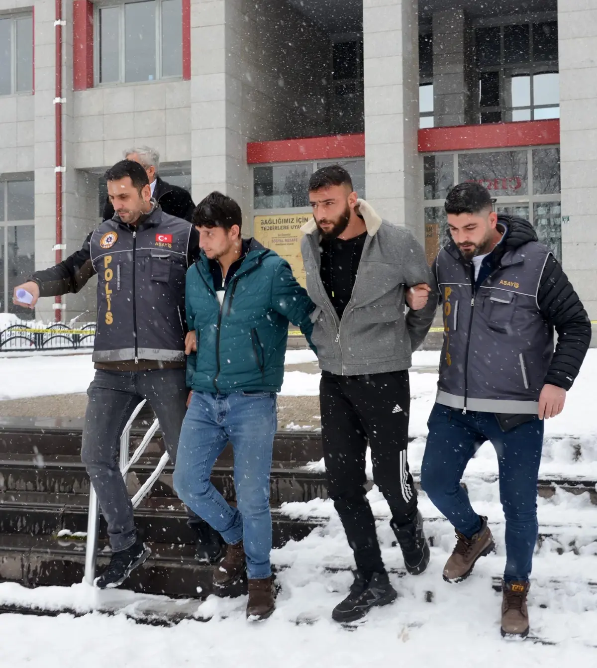 Erzurum'da yaşanan cinayet olayında, şüpheliler polis tarafından yakalanarak tutuklandı. Olayın