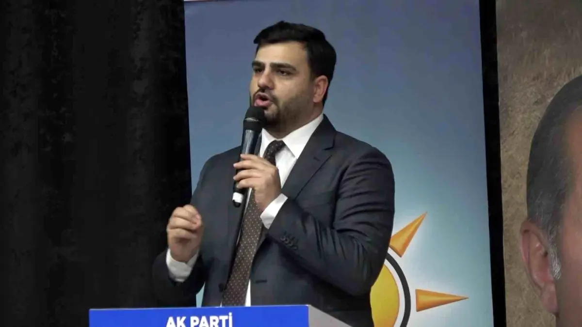 Eyyüp Kadir İnan, Özgür Özel'e yönelik sert eleştirileriyle dikkat çekiyor.
