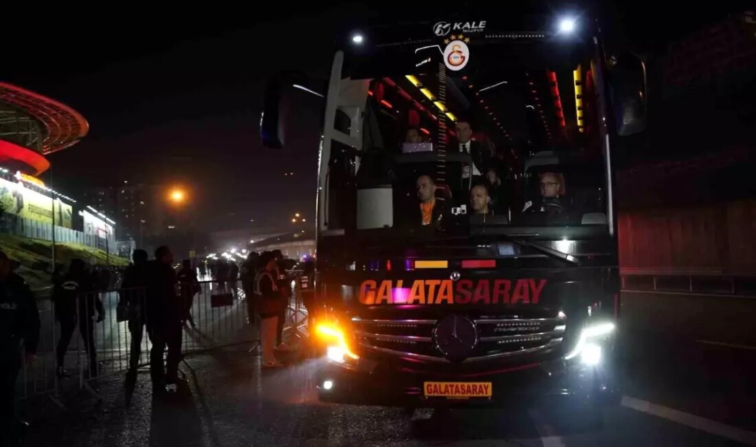 Galatasaray ve Trabzonspor'un heyecan dolu mücadelesi için stadyuma giriş yaptığı