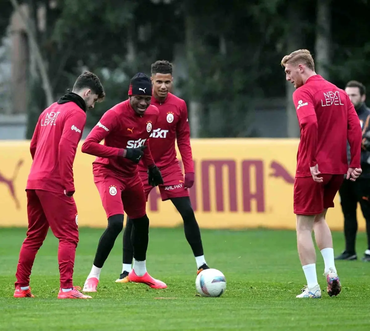 Galatasaray, Kayserispor ile oynayacağı maç için yoğun hazırlıklar yapıyor. Takımın