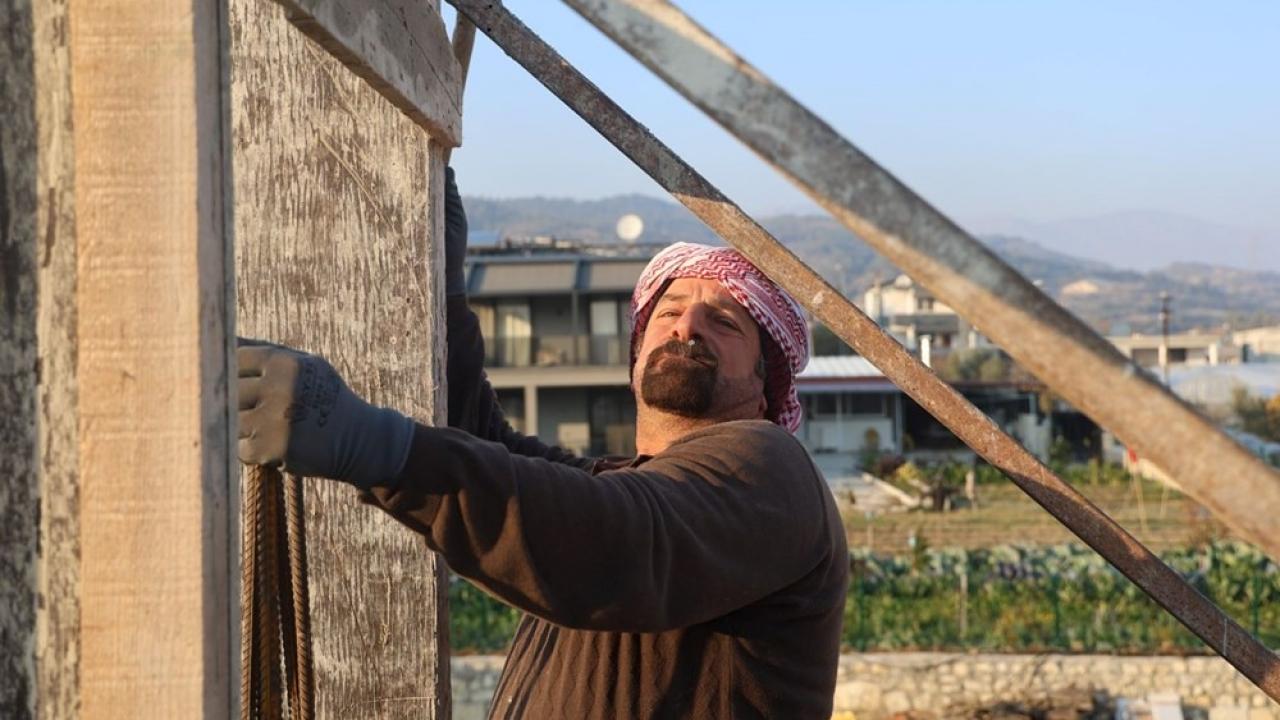 Hatay’ın yeniden inşası için devam eden inşaatlarla birlikte kalıpçı ustalarının