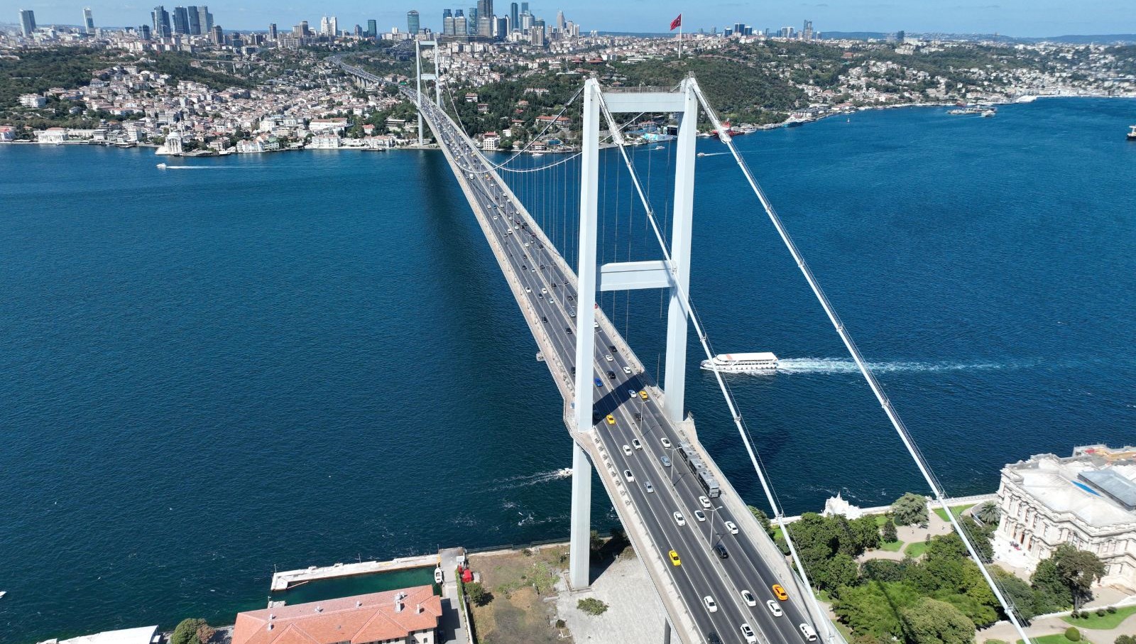 İstanbul Boğazı'nda gemi trafiği askıya alındı. Olayın nedenleri, etkilenen seferler