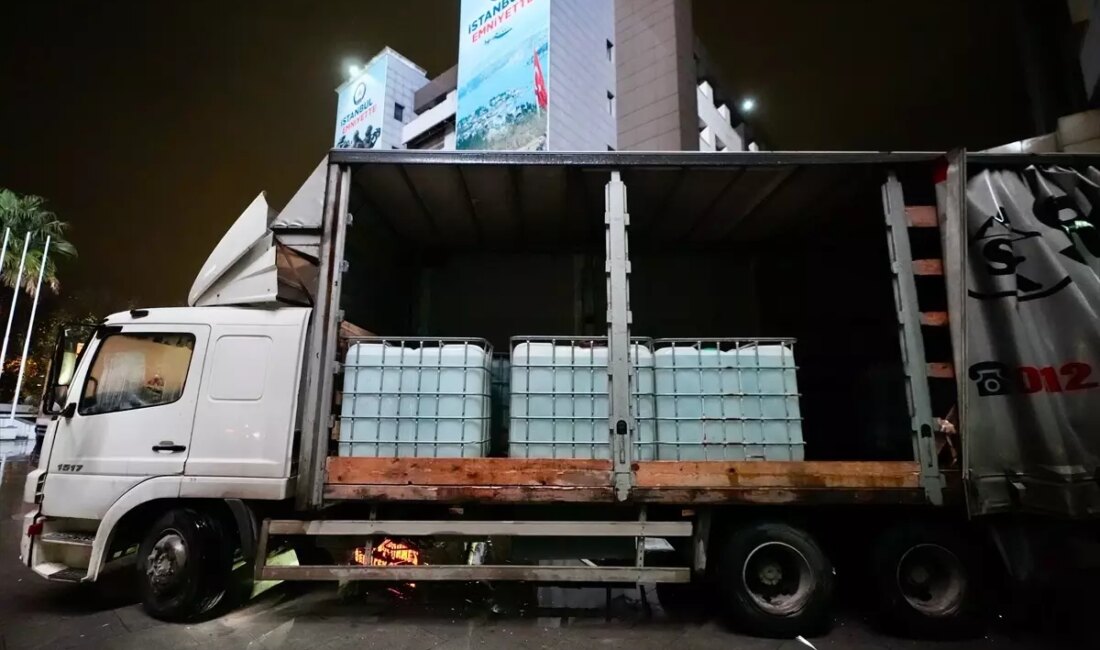 İstanbul'da düzenlenen operasyon sonucunda 17 ton kaçak içki ele geçirildi.