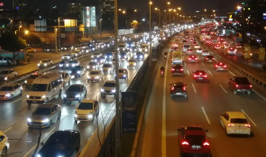 İstanbul'da haftanın dördüncü mesai günü bitiminde trafikte yoğunluk yaşanıyor.