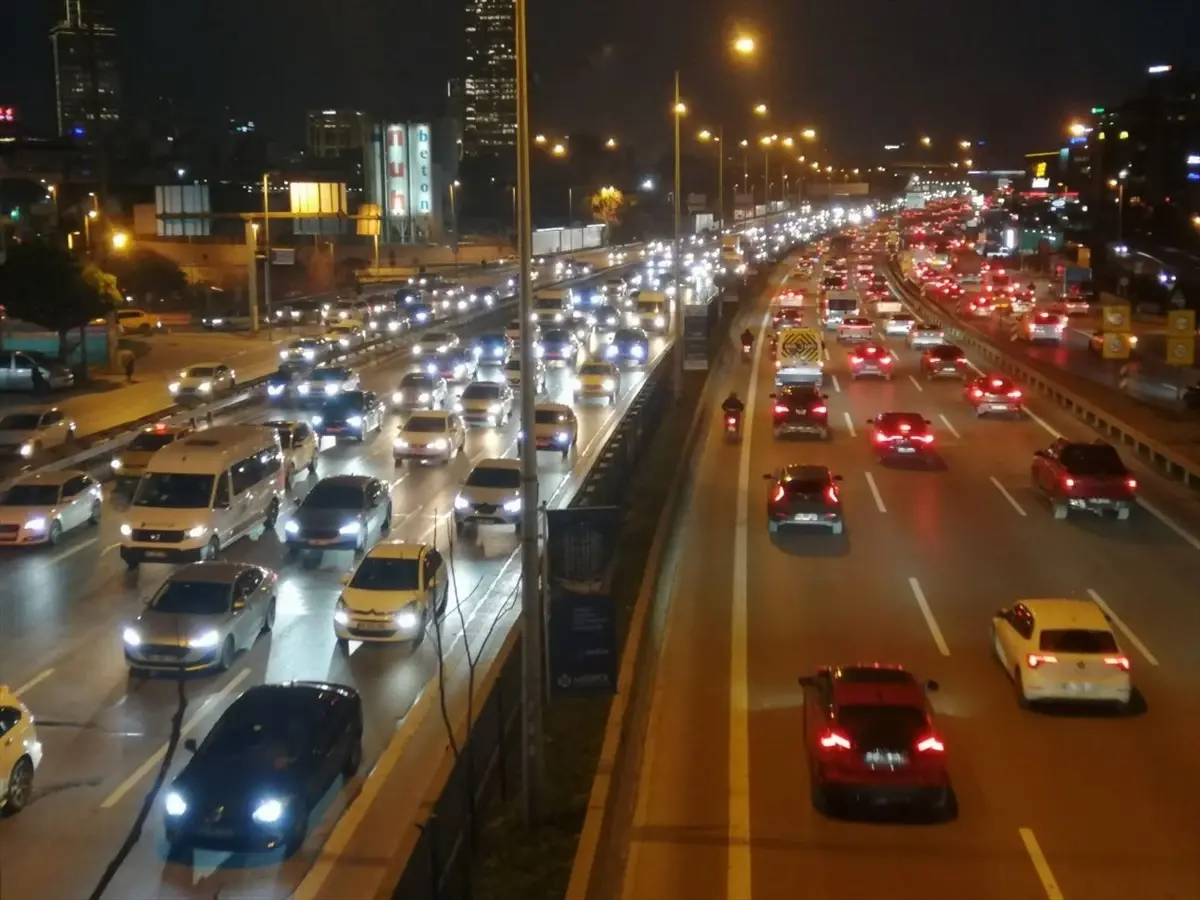 İstanbul'da haftanın dördüncü mesai günü bitiminde trafikte yoğunluk yaşanıyor.