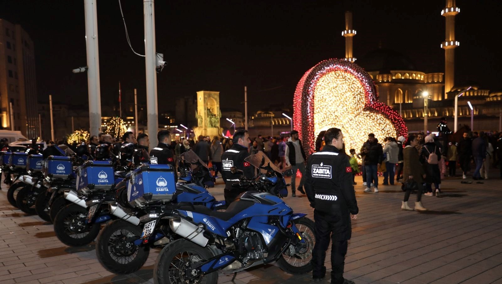 İstanbul'da yılbaşı gecesi hazırlıkları ve ulaşım düzenlemeleri hakkında bilgilere ulaşın.