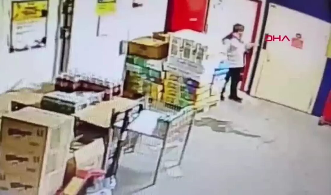 İzmir'in Buca ilçesinde, bir market çalışanı yük asansörünün düşmesi sonucu